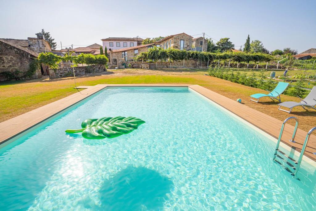 una piscina con ananas in acqua di GOLDNATURE a Gondomar