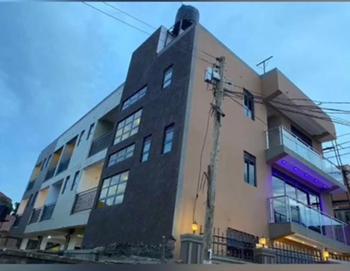 un edificio alto con molte finestre di Javelin Hotel , Kampala, Uganda a Kampala