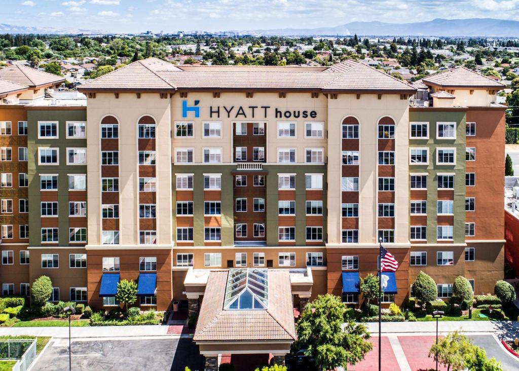 ein Bild eines Hotels mit dem Hyatt-Haus in der Unterkunft Hyatt House Santa Clara in Santa Clara