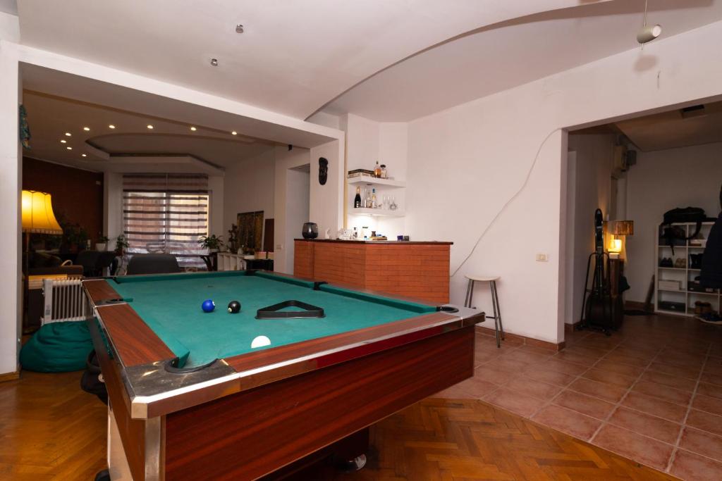 einen Billardtisch in der Mitte eines Wohnzimmers in der Unterkunft Shared Retro Vintage Luxury Apartment in Bukarest