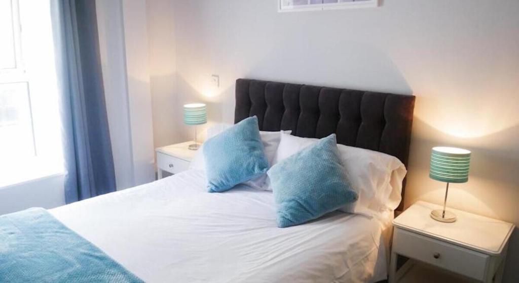 เตียงในห้องที่ Wood Green Budget Rooms - Next to Mall & Metro Station - 10 Min to City Center