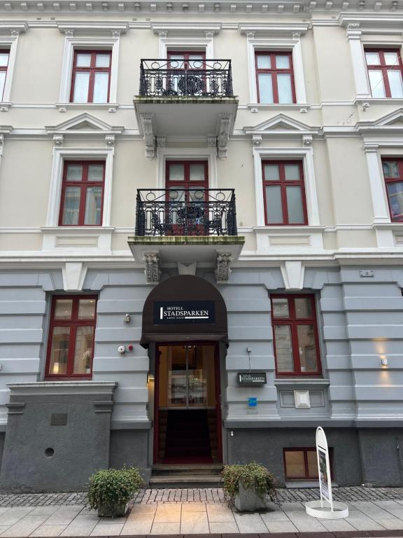 een wit gebouw met een deur en een balkon bij Hotell Stadsparken in Helsingborg