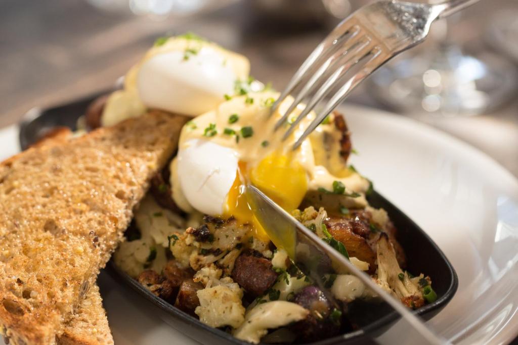 een bord eten met een vork en eieren en toast bij Loews Chicago Hotel in Chicago