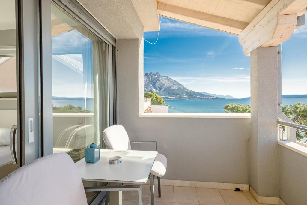 Habitación con vistas al océano en Rogač Rooms & Restaurant, en Omiš