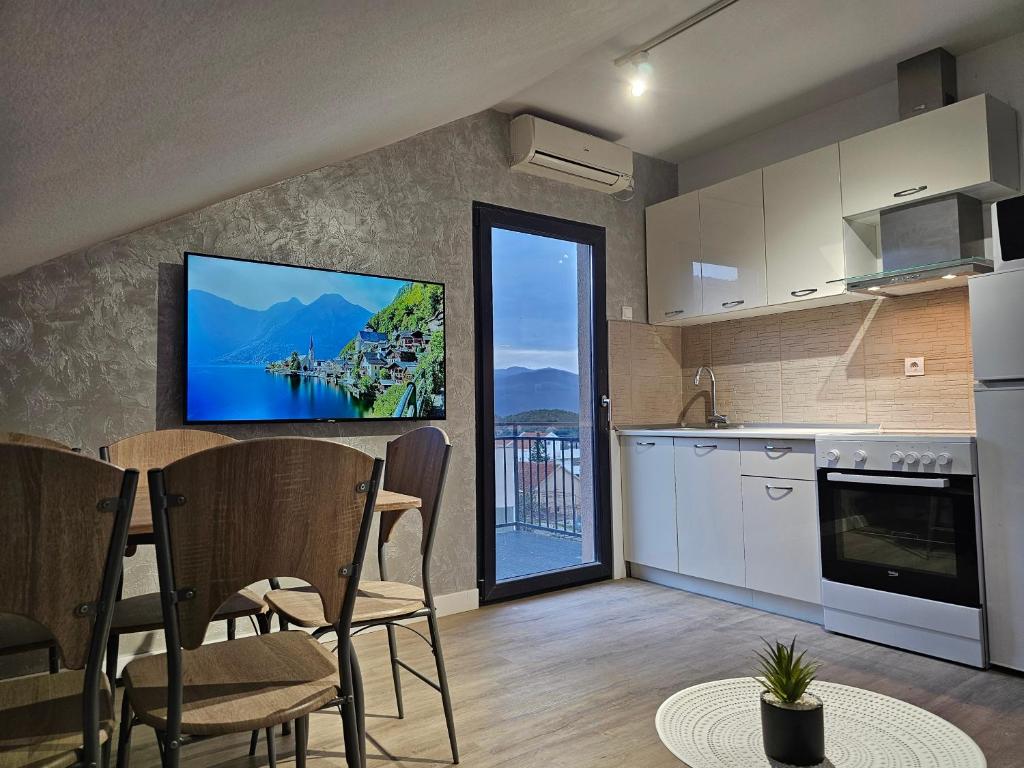 Kuhinja ili čajna kuhinja u objektu Apartments Vraneš Tivat