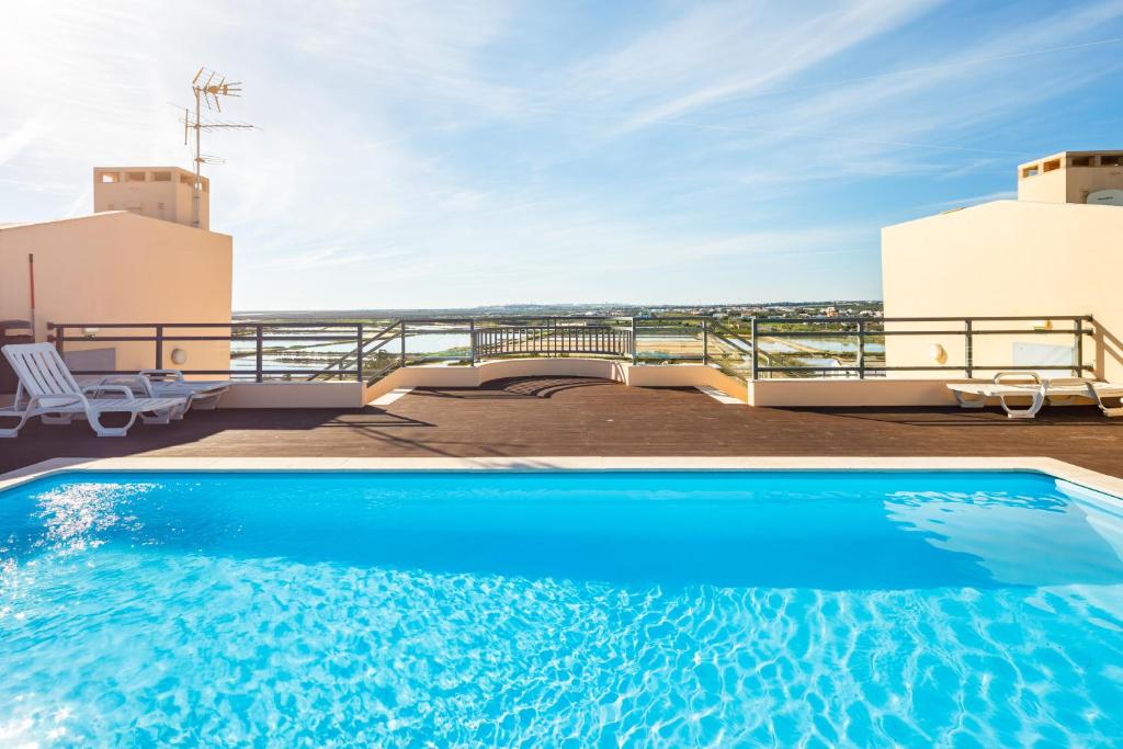 una piscina en la azotea de una casa en Green House - Pool on Rooftop, en Olhão