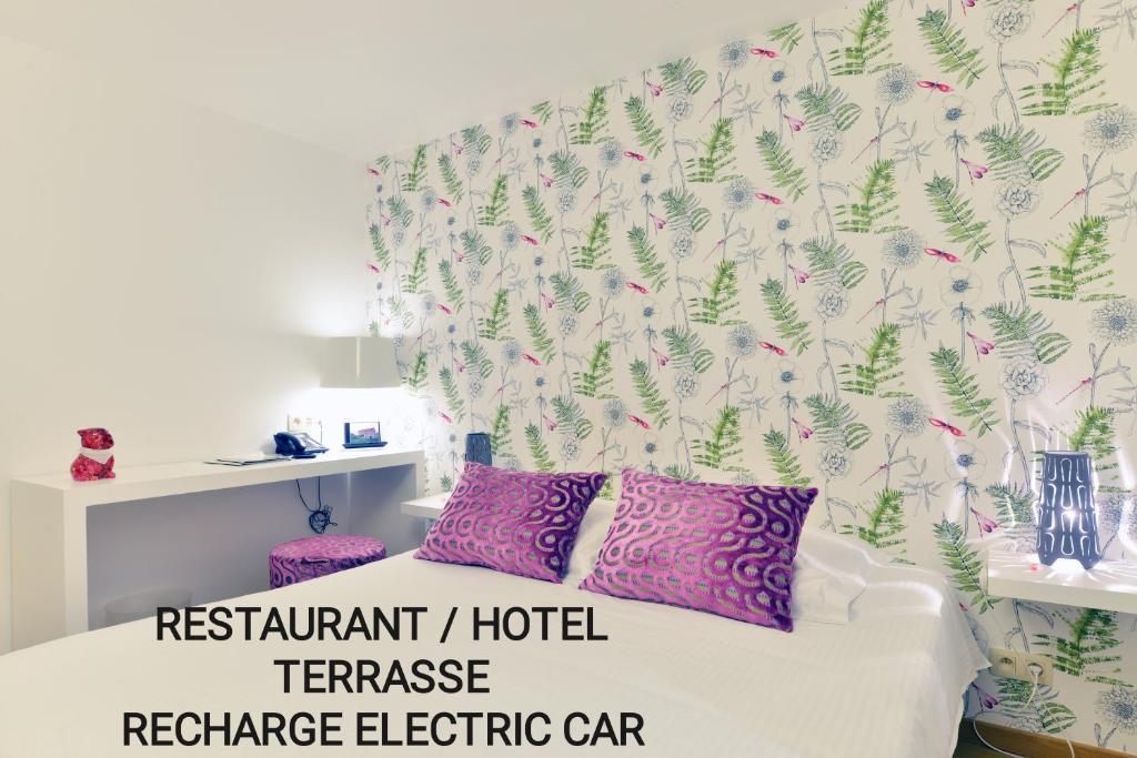 Giường trong phòng chung tại Durbuy Ô Restaurant Hotel Recharge Electric Car