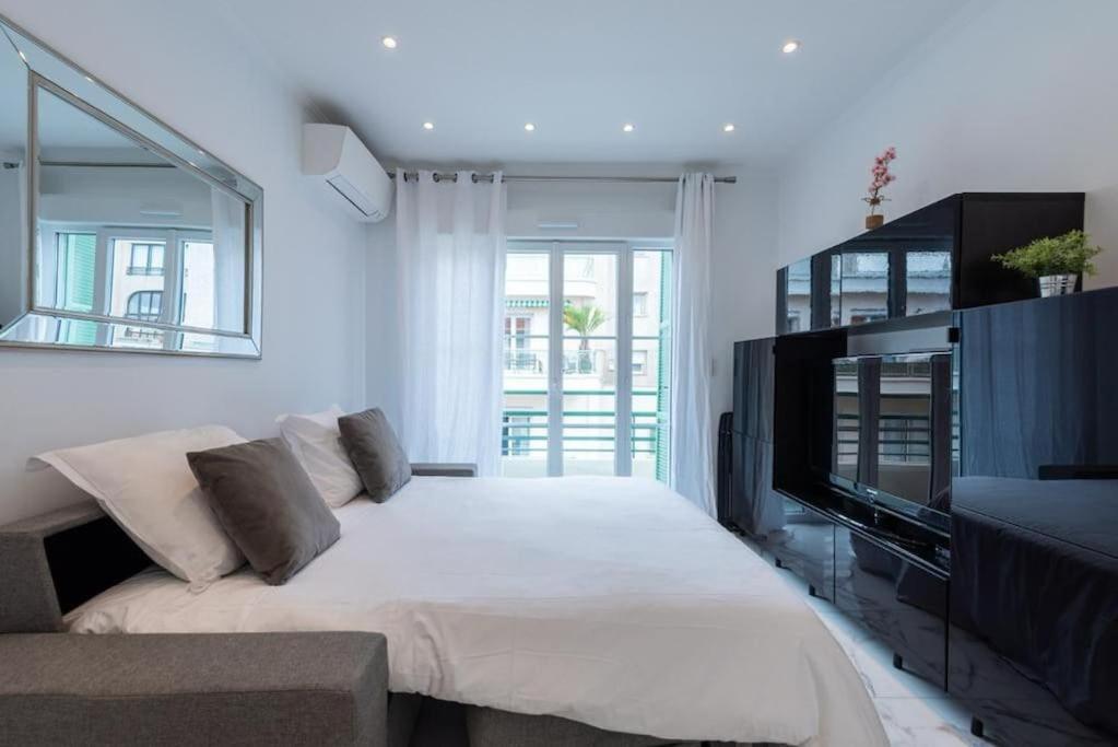 Tempat tidur dalam kamar di LOUIS GALLET Centre JUAN LES PINS 50m des plages