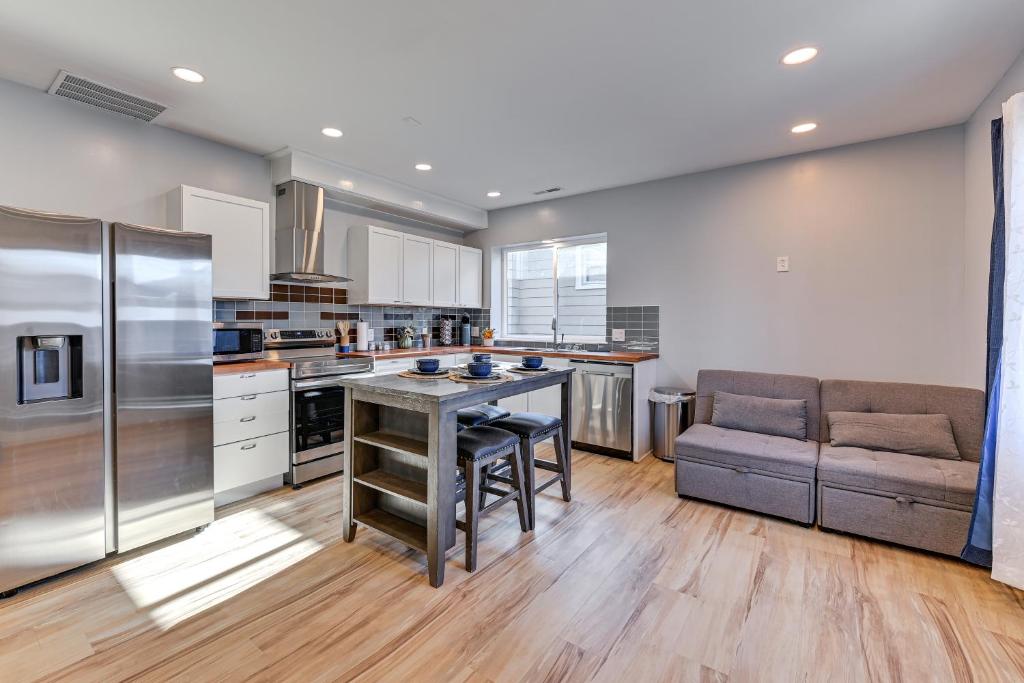 Una cocina o kitchenette en 7 Mi to Louisville Pet-Friendly New Albany Home