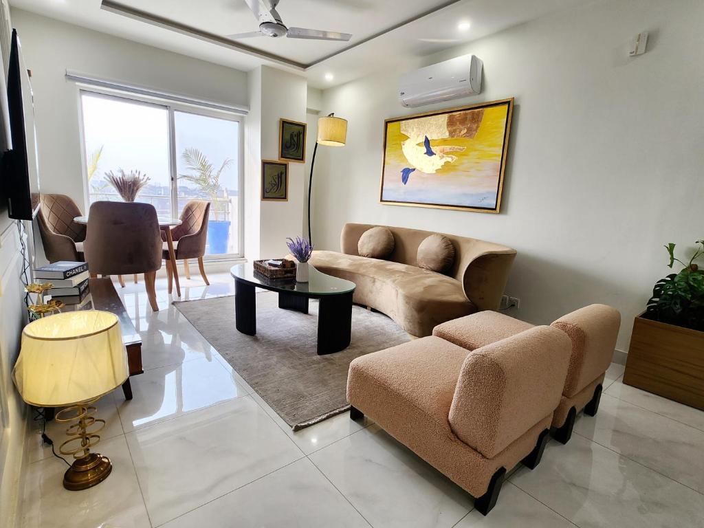 A seating area at Two-Bedroom Luxury Apartment, Zameen Opal