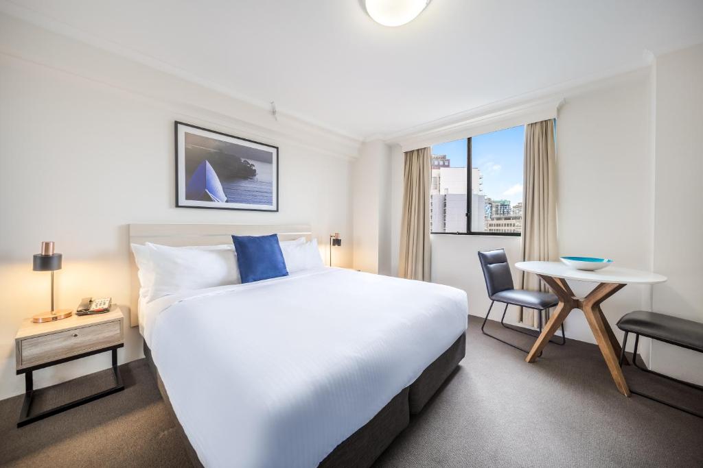 Vuode tai vuoteita majoituspaikassa Oaks Sydney Castlereagh Suites