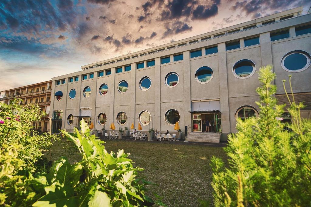 ein großes Gebäude mit kreisförmigen Fenstern auf der Seite in der Unterkunft Silo Design & Boutique Hostel Basel in Basel