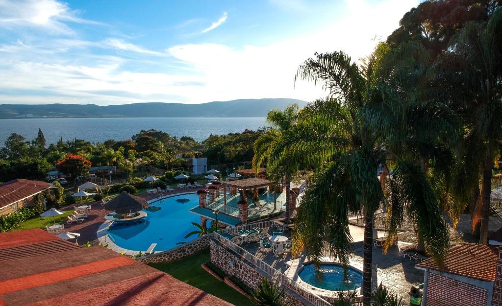 vista aerea di un resort con piscina di Mama Chuy Hotel & Villas a San Juan Cosalá