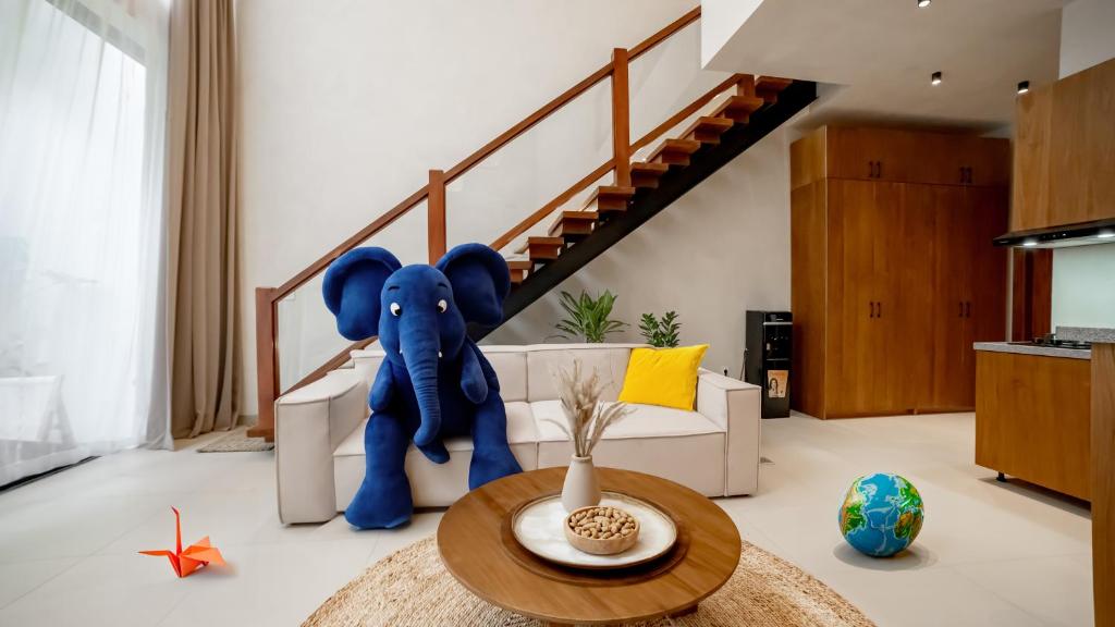 uma sala de estar com um grande elefante azul no meio em Sunny Cuddles em Canggu