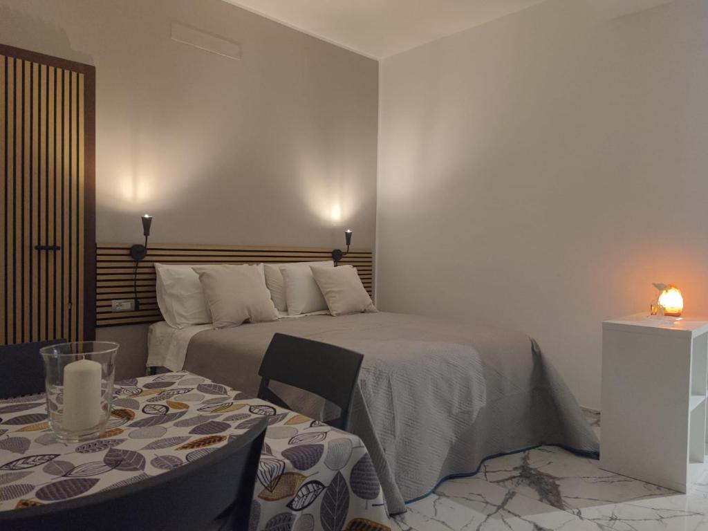 Una habitación de hotel con una cama y una mesa con en A Casa Mia 2.0, en Saronno