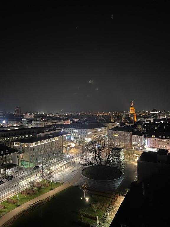 vista di una città di notte con luci di City Unterkunft 5 a Heilbronn