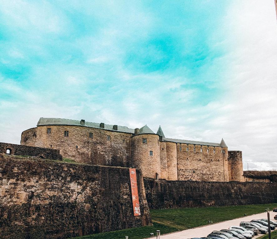 Galerija fotografija objekta Appartement vue sur château-fort 3 étoiles u gradu 'Sedan'