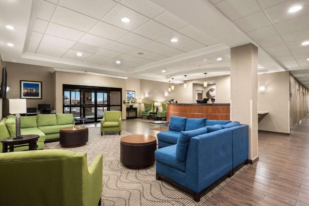 Svetainės erdvė apgyvendinimo įstaigoje Comfort Suites Hummelstown - Hershey