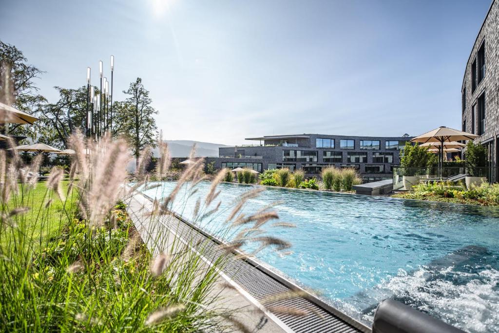 uma grande piscina no meio de um edifício em Luisenhöhe - Gesundheitsresort Schwarzwald em Horben