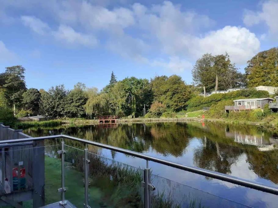 widok na rzekę z mostu w obiekcie Lakeside Cabin, Caernarfon North Wales w mieście Caeathro