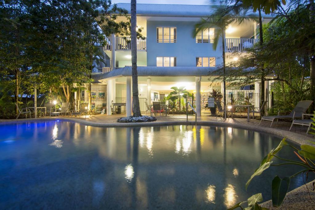 uma grande piscina em frente a um edifício em Outrigger Apartments Port Douglas em Port Douglas