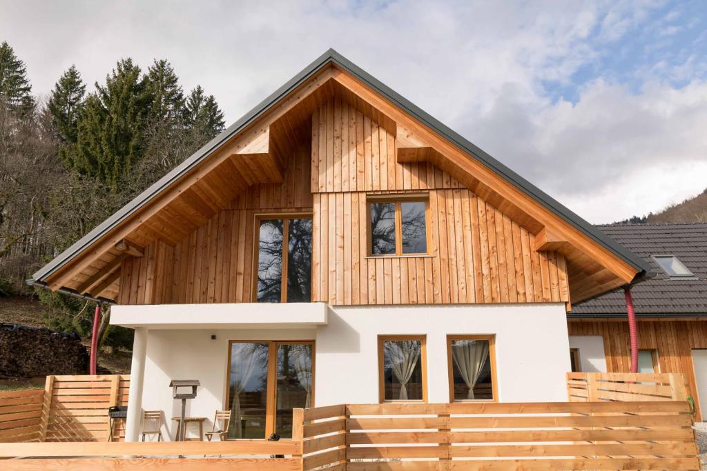 una casa in legno con tetto a gambero di LARCH HOUSE a Cerklje na Gorenjskem