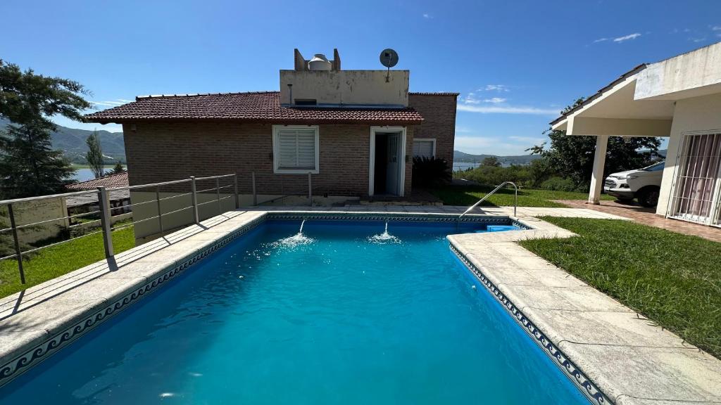 Piscina a Casa vista panorámica al lago o a prop