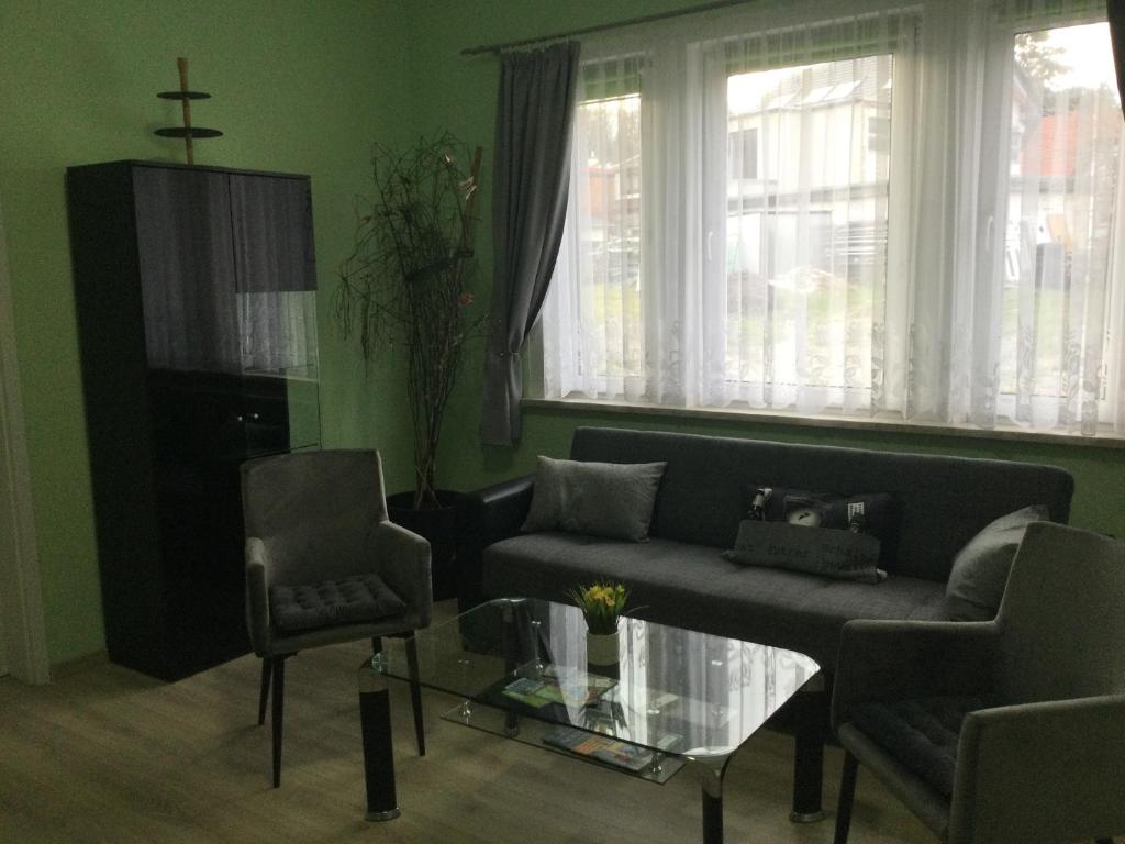 ein Wohnzimmer mit einem Sofa und einem Couchtisch in der Unterkunft Ferienwohnung Burgblick in Plaue