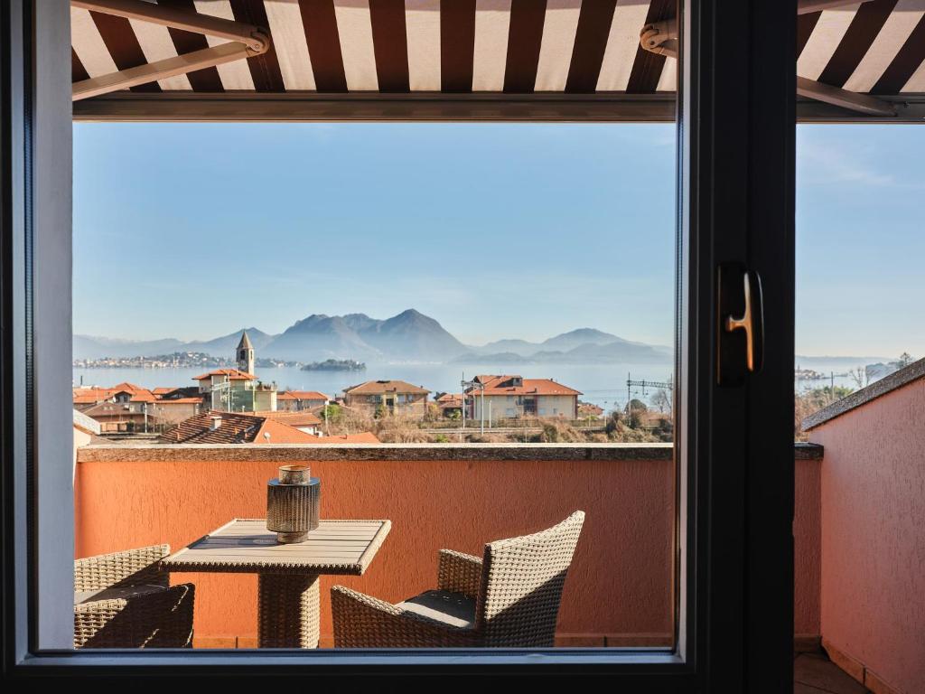 Blick auf einen Tisch und Stühle aus dem Fenster in der Unterkunft APPARTAMENTO CHRISTINA in Baveno