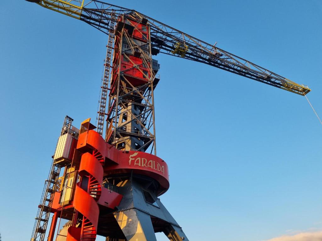 una gru in cima alle montagne russe di Crane Hotel Faralda ad Amsterdam