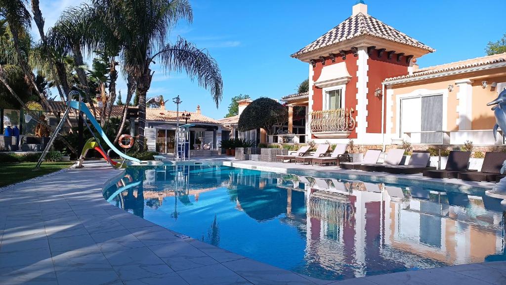 una piscina con un tobogán en una casa en Fazenda Viegas, en Lagos