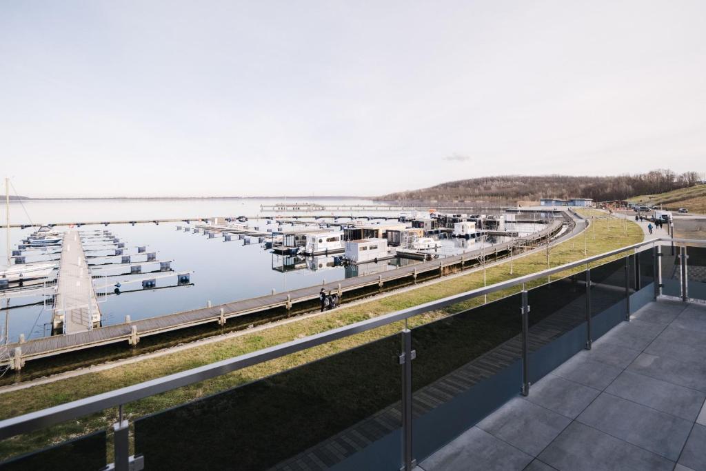 uma vista para uma marina com barcos na água em Fewo Steuerbord em Braunsbedra