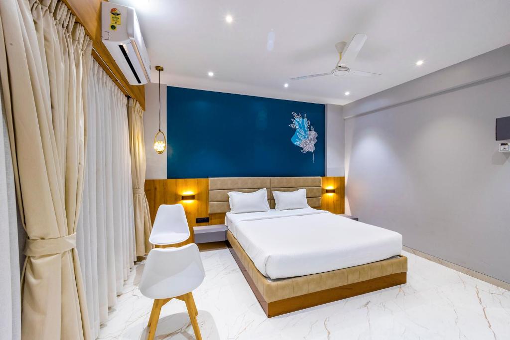 Cama ou camas em um quarto em FabHotel Prime Opulence