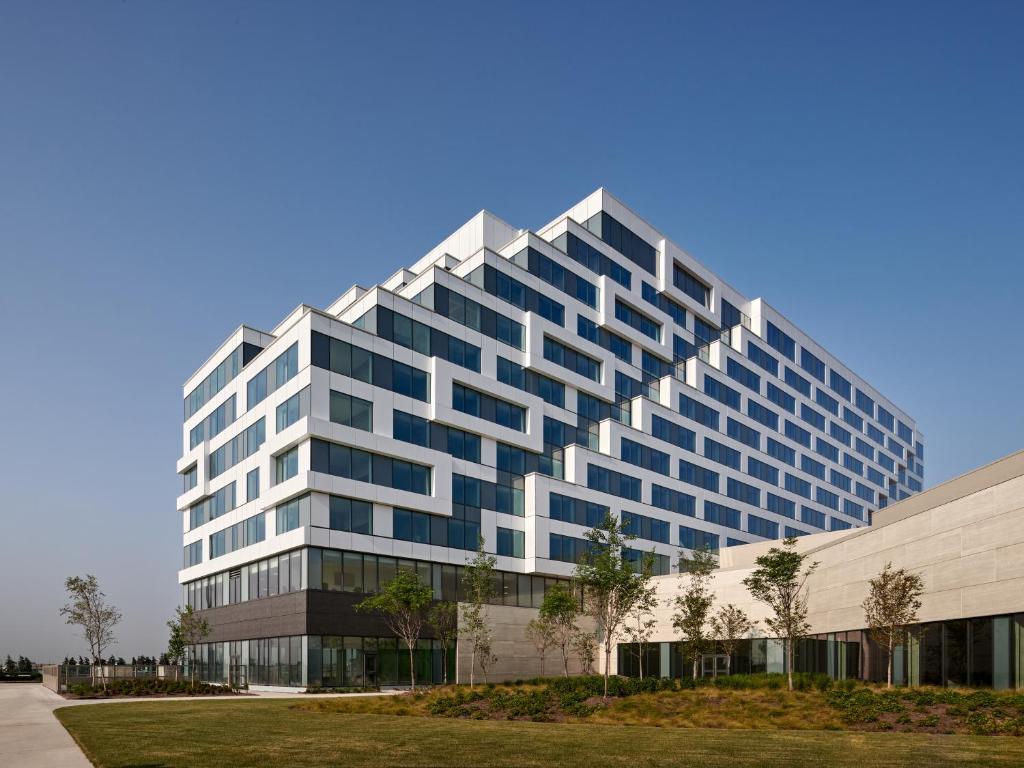 un gran edificio de oficinas con muchas ventanas en Great Canadian Casino Resort Toronto, en Toronto