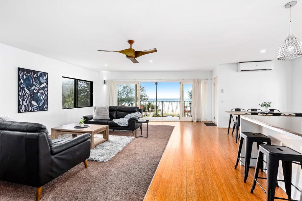 Oceanfront Apartments in Surfers Paradise at Driftwood - Privately Managed - Pet Friendly في غولد كوست: غرفة معيشة مع أريكة وطاولة