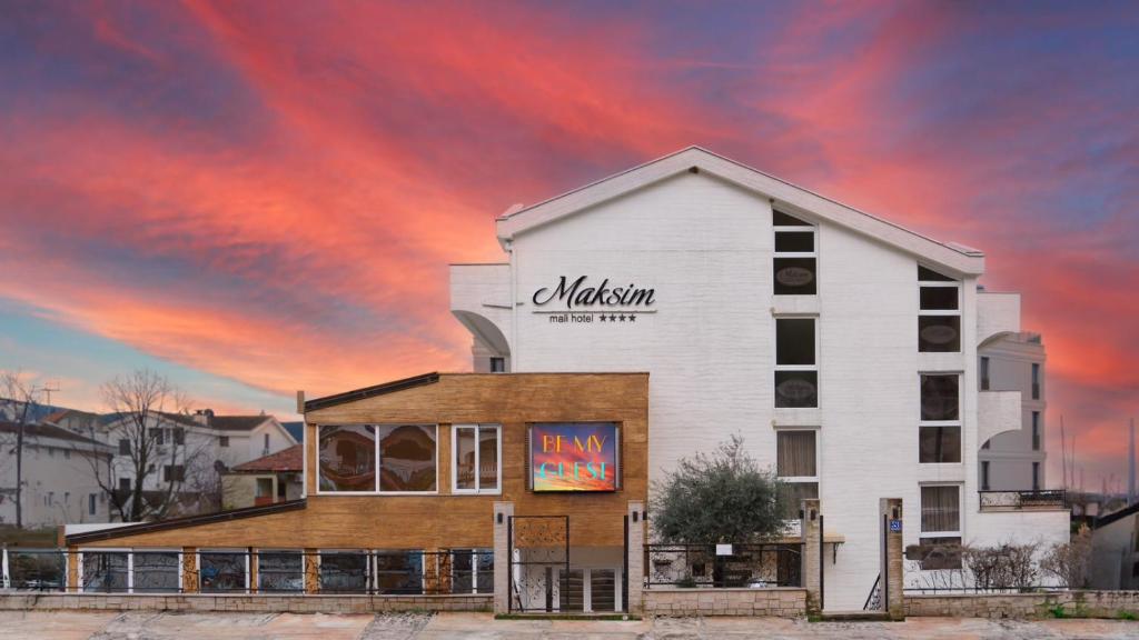 ヘルツェグ・ノヴィにあるHotel Maksimの看板付きの建物