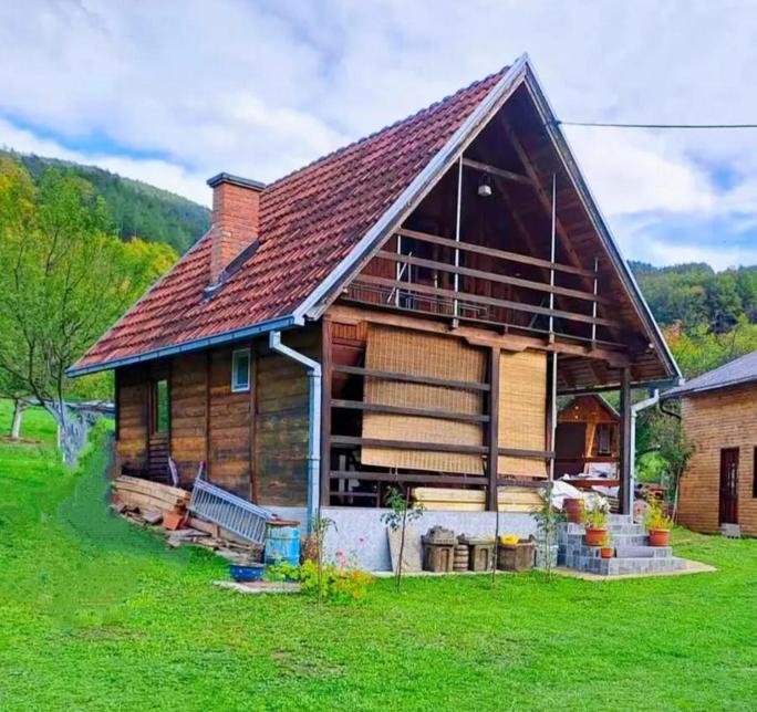 duży drewniany dom z dużym dachem w obiekcie Vikendica "Tošić" w mieście Mokra Gora