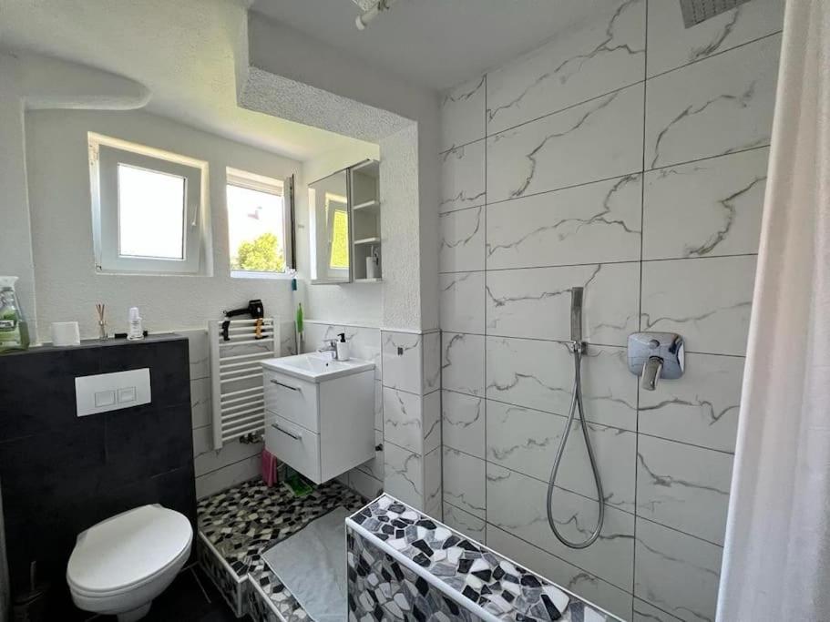 A bathroom at Jennis Bi-Bi 2 bedrooms Apartment