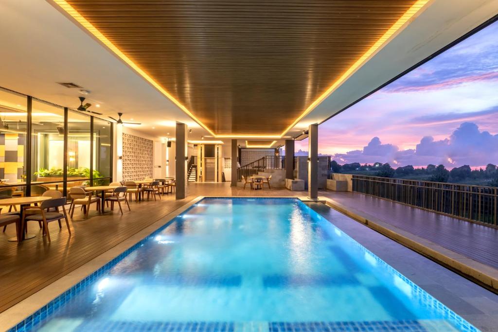 uma piscina no telhado de um edifício com vista em ValStar Hotel Canggu em Canggu