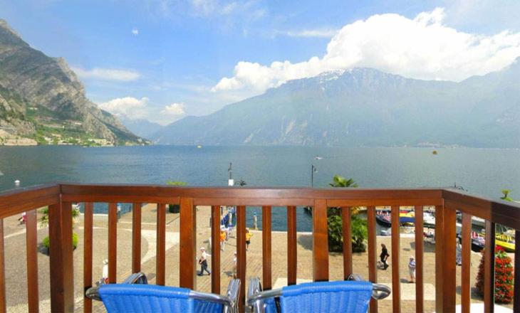 balcone con 2 sedie e vista sull'acqua di Hotel Sole - Limone a Limone sul Garda