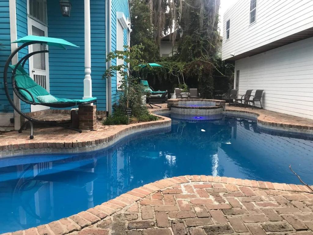 新奥尔良5 BR - Sleeps 10! Best Location next to French Quarter!的房屋前的游泳池