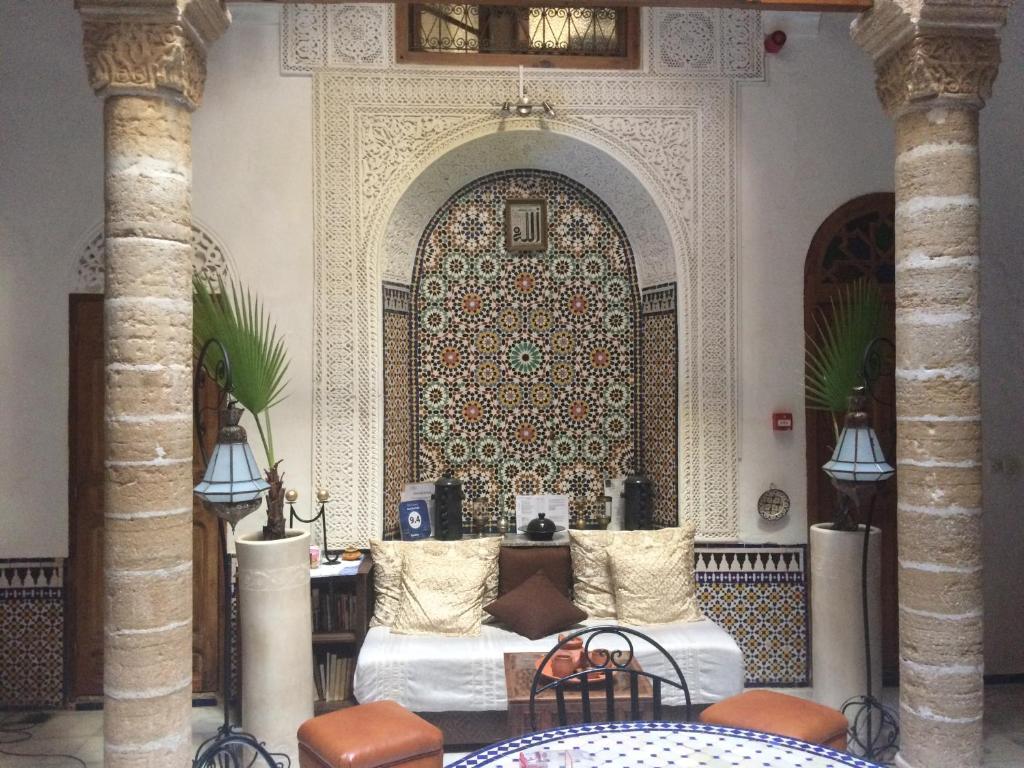 een kamer met een grote siermuur in een gebouw bij Riad Marhaba in Rabat