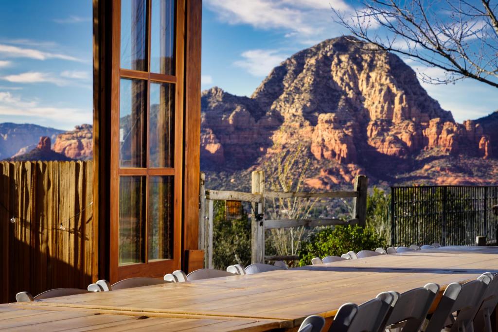 een tafel en stoelen met een berg op de achtergrond bij Sky Ranch Lodge in Sedona