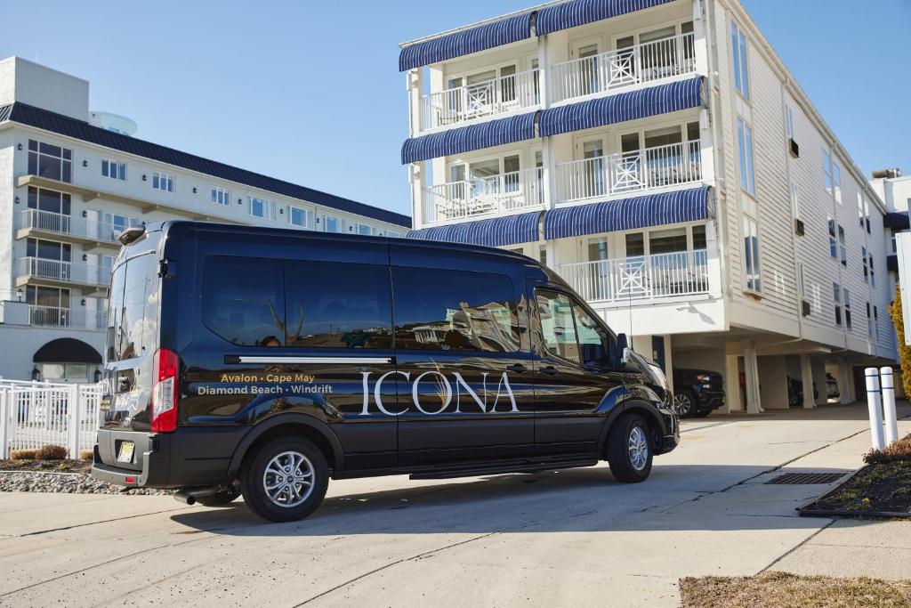 ein schwarzer Van vor einem Gebäude geparkt in der Unterkunft ICONA Cape May in Cape May