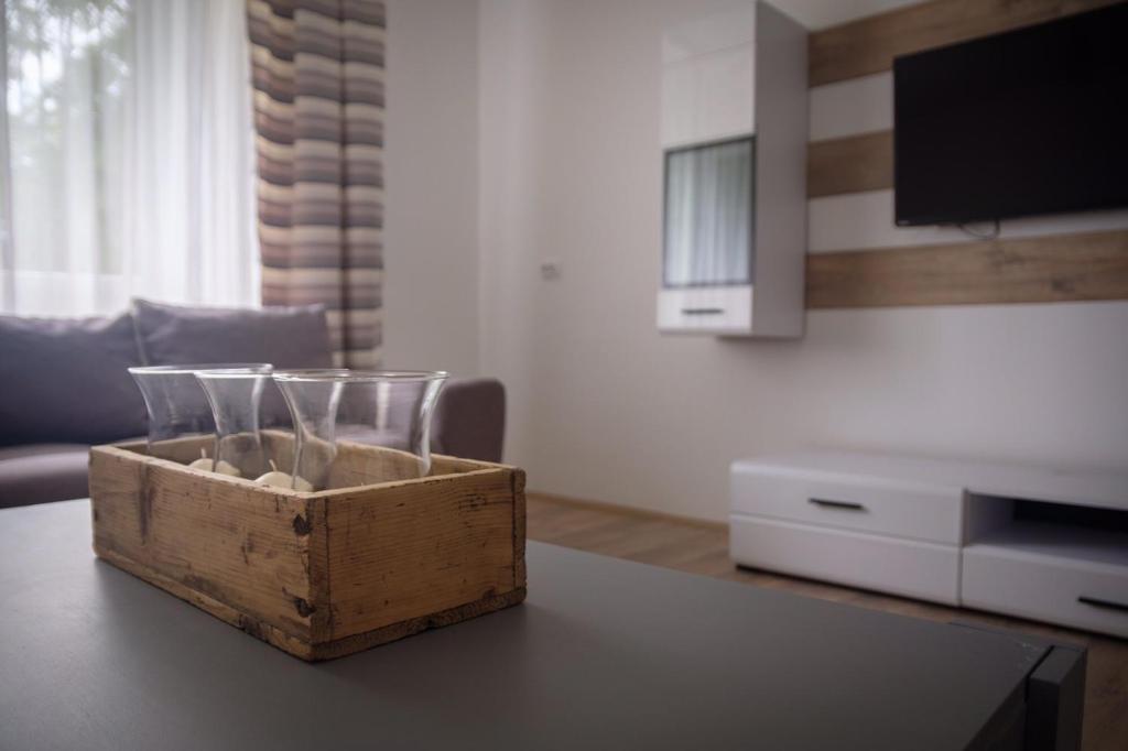 una caja de madera sobre una mesa en la sala de estar en Kincses Vendégház, en Senta