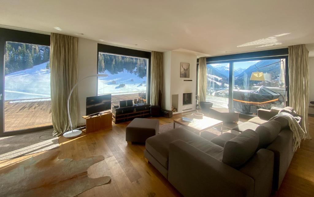 Uma TV ou centro de entretenimento em Schooren des Alpes Luxury Apartments