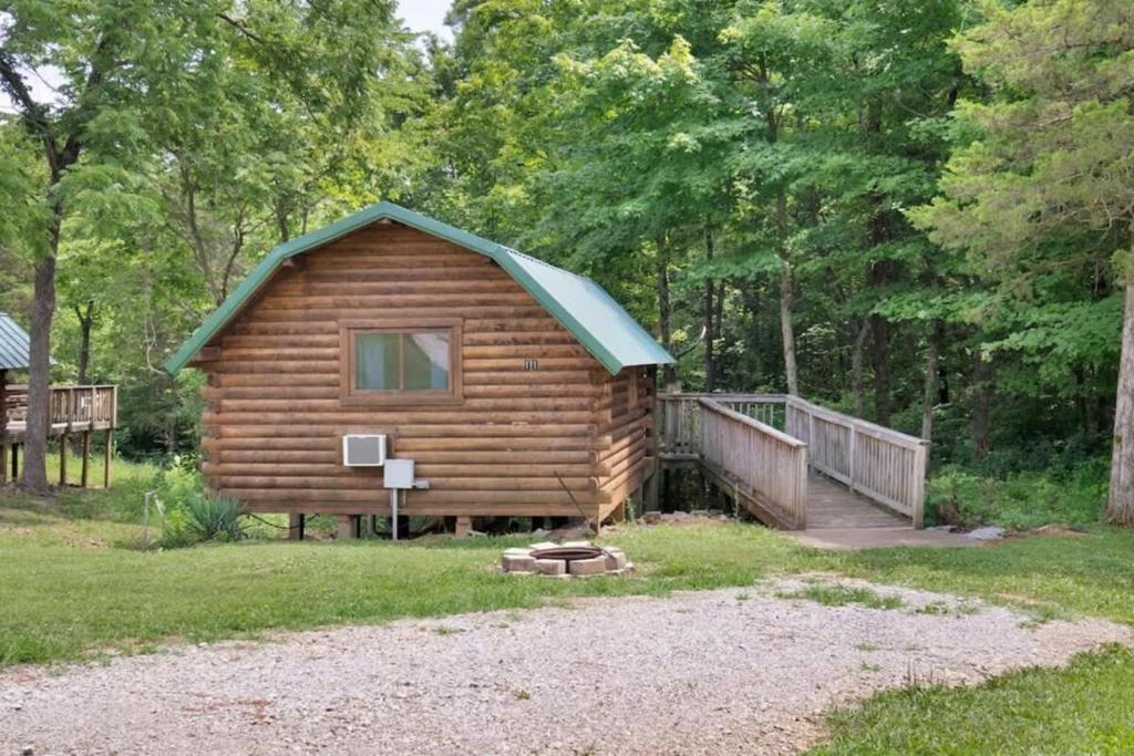 En trädgård utanför Rustic Cabin with Pool Access