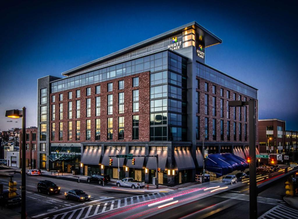 un grand bâtiment dans une rue de la ville avec des voitures dans l'établissement Hyatt Place Baltimore Inner Harbor, à Baltimore