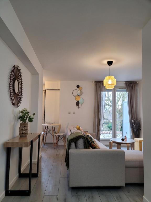 Posedenie v ubytovaní Cocooning House 212 Suite COSY SUNSHINE appartement Aeroport Paris Roissy CDG et Parc Asterix