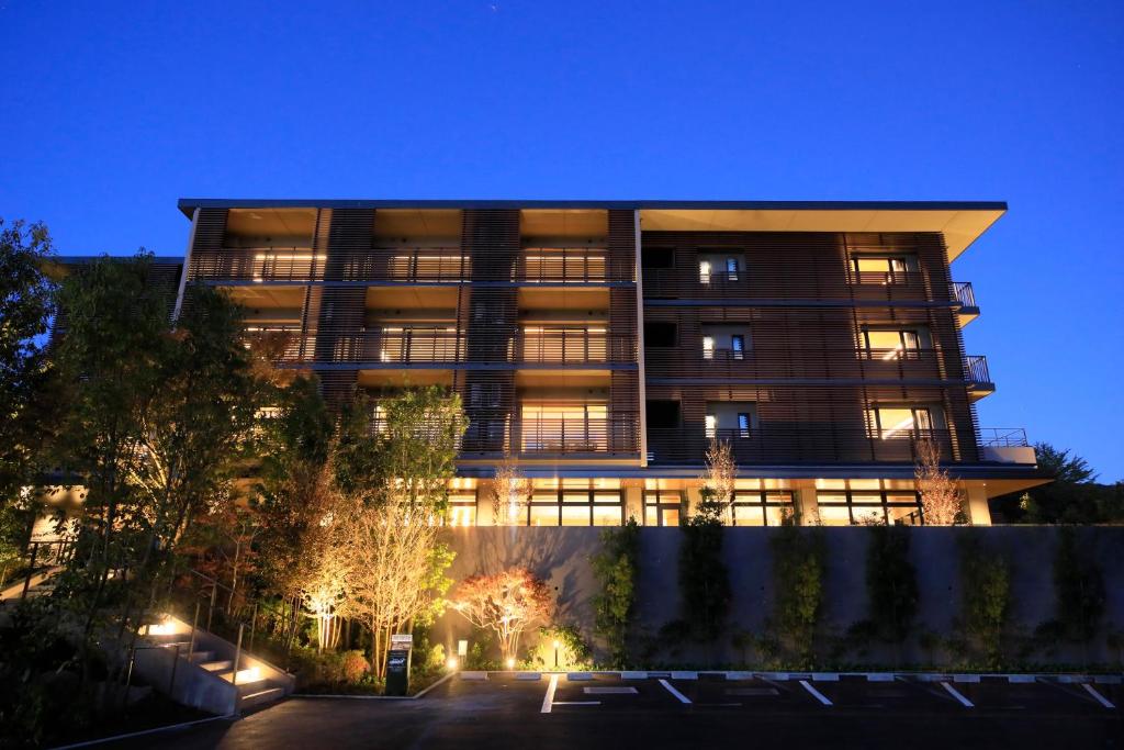 un immeuble d'appartements avec éclairage la nuit dans l'établissement Blisstia Hakone Sengokuhara Adult only, à Hakone